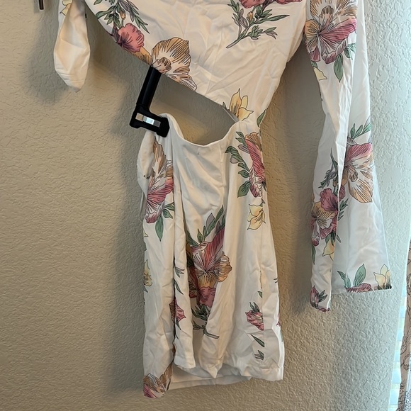 New superdown Essie One Shoulder Dress in White Floral - Picture 5 of 10